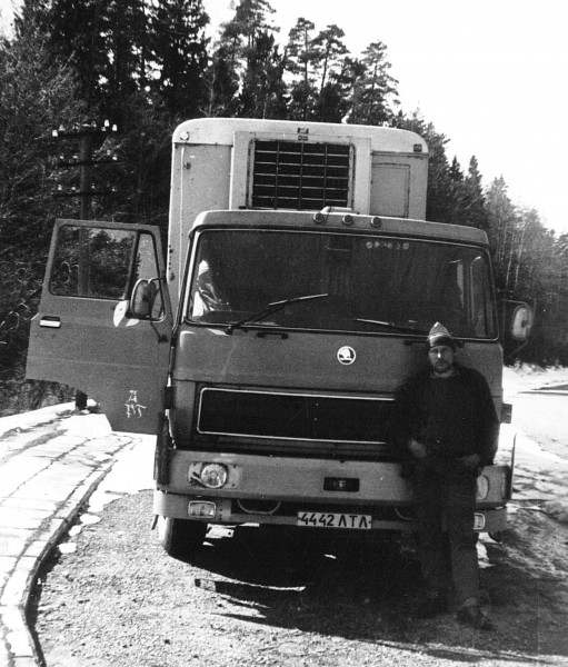 Uzņēmuma šoferis Valērijs Semjonovs pie automašīnas Škoda LIAZ
