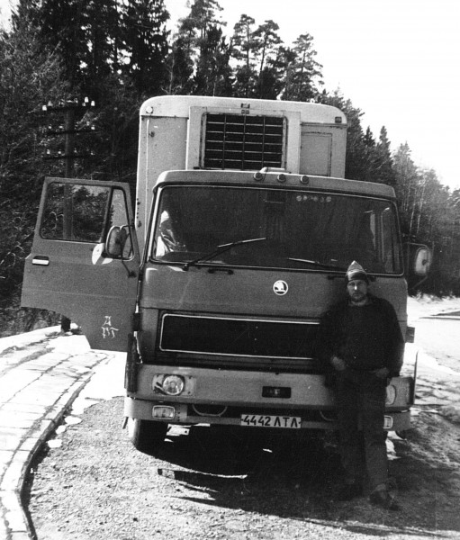 Uzņēmuma šoferis Valērijs Semjonovs pie automašīnas Škoda LIAZ