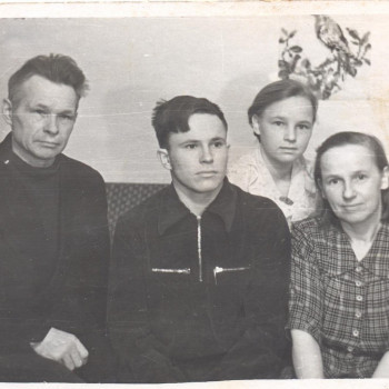 Voldemārs Eglītis ar sievu Antoniju un bērniem - Gunāru un Ilgu. 1950. gadu beigas.
Alūksnes muzeja pētnieciskie materiāli