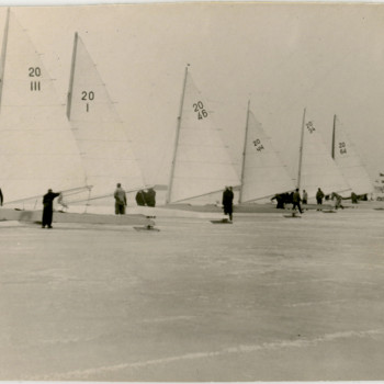 Foto no pasākuma "Meistarsacīkstes burāšanā ar ledus jahtām" uz Alūksnes ezera. 1961.g.
ANM 4980/7