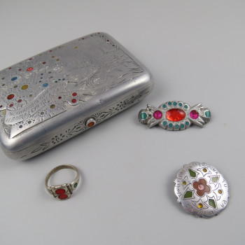 Voldemāra Eglīša meistardarbi: sakta, piespraude, gredzens un kastīte ar gravējumu.