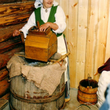 ''Ražas svētki''. Muzeja saimes mājas priekškambarī kartupeļus rīvē Mirdza Ķirpe. 1992. g. 10. oktobrī.
KPNM PLG 921
