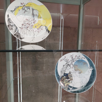 Lilijas Kukles apgleznoto porcelāna šķīvju izstāde "Klāt būtne"