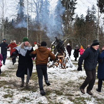 Meteņdienas pasākums kopā ar folkloras kopu "Upīte" Alūksnes Muižas parkā