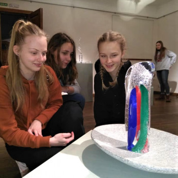 Alūksnes muzejā stikla mākslinieces Ilzes Dūdiņas personālizstāde “Ledus ir salts un silts” pagarināta līdz 31. janvārim