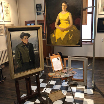 Alūksnes muzejā pastāvīgajā ekspozīcijā “Leo Kokle. Mākslinieka istaba” turpmāk būs apskatāma meistares Daces Pāžes restaurētā glezna “Terēze”.