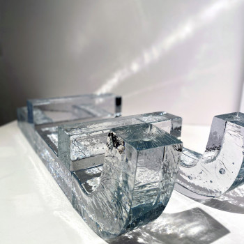 Alūksnes muzejā stikla mākslinieces Ilzes Dūdiņas personālizstāde “Ledus ir salts un silts”