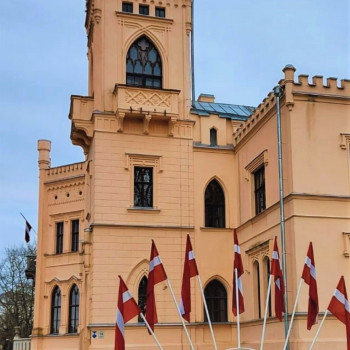 Alūksnes muzejs sveic Latvijas valsts svētkos!