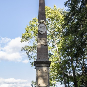 GRANĪTA OBELISKS